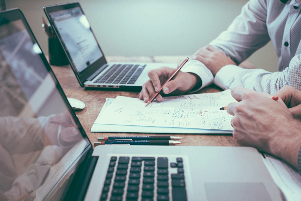 Profesional revisando información financiera en su escritorio